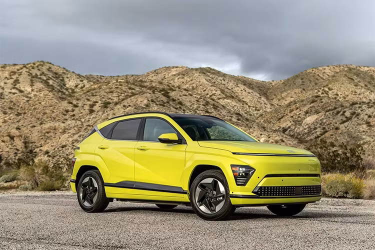 Sau nhiều năm được kỳ vọng trở thành mẫu xe điện chiến lược trong phân khúc phổ thông, Hyundai Kona Electric dần bị “thụt lùi” khi bước sang đời 2026. Theo thông tin ban đầu, hãng xe Hàn Quốc đã loại bỏ gần như toàn bộ các phiên bản, chỉ giữ lại duy nhất bản Kona Electric SE với cấu hình tiêu chuẩn.