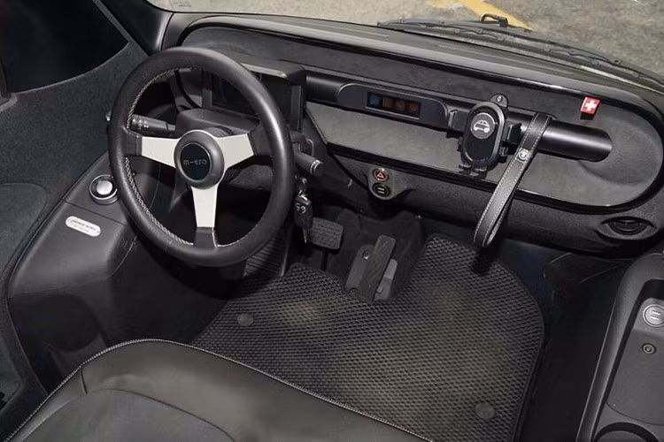 Ngoại hình xe gây ấn tượng với dải LED trước/sau, đèn chiếu sáng tích hợp vào gương chiếu hậu. Nội thất đơn giản, bảng táp-lô gắn liền với cửa, đi kèm hai màn hình: đồng hồ thông tin và điều khiển điều hòa.