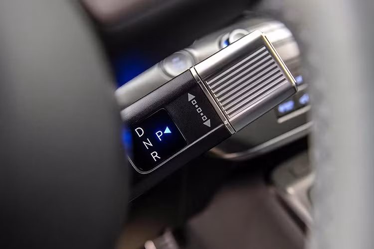 Hyundai giữ lại các nút bấm vật lý cho Kona Electric 2026 như điều hòa, âm lượng và các chức năng thường dùng, giúp thao tác dễ dàng mà không bị phân tâm.