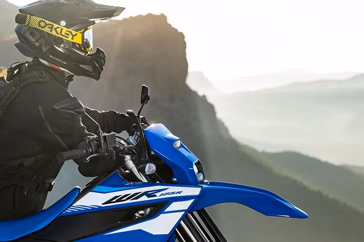 Đèn hậu cũng dùng công nghệ LED có kích thước lớn hơn, cách thiết kế khá giống với Tenere 700. Hệ thống phuộc trước ống lồng KYB 41mm, khung thép đôi và phuộc sau monoshock.