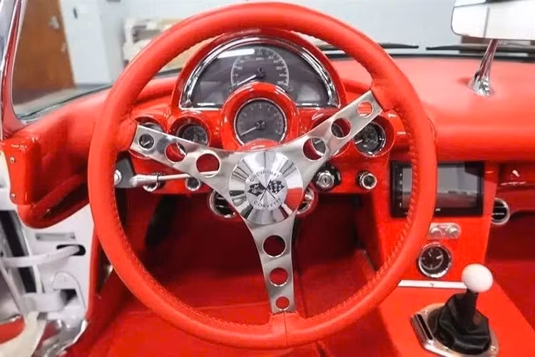 Những nâng cấp về mặt cơ khí rất ấn tượng, bao gồm hệ thống treo sau độc lập, khung gầm Art Morrisson GT được sơn tĩnh điện với lò xo trụ, phanh Wilwood, bình chứa bằng thép không gỉ tùy chỉnh, đường ống dẫn nhiên liệu và truyền động bện Kevlar, bộ tản nhiệt DeWitts và nắp van tùy chỉnh Coffman Corvette.