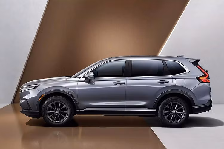 Bên ngoài, phiên bản kỷ niệm 30 năm gần như giống hệt Honda CR-V tiêu chuẩn. Xe cũng sở hữu đèn pha LED, lưới tản nhiệt đóng/mở chủ động và ốp thân xe cùng màu ở bản hybrid. Tùy phiên bản, xe sẽ dùng mâm hợp kim 17 inch, 18 inch hoặc 19 inch.