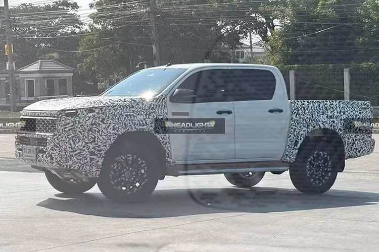 Bên cạnh đó, Toyota cũng đang cân nhắc phát triển phiên bản plug-in hybrid nhằm cạnh tranh trực tiếp với Ford Ranger PHEV hay BYD Shark 6 DM-o. Một số tin đồn còn cho rằng động cơ V6 sẽ được thay thế bằng máy xăng tăng áp 2.0L.