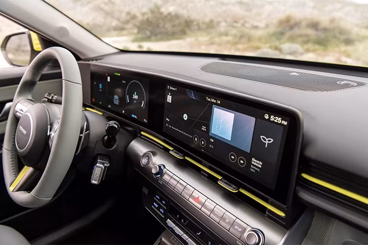 Bước vào khoang lái, Kona Electric 2026 mang đến không gian hiện đại, tối giản nhưng không kém phần sang trọng. Hai màn hình 12,3 inch liền mạch – một cho bảng đồng hồ kỹ thuật số, một cho hệ thống giải trí – tạo cảm giác như đang điều khiển một thiết bị công nghệ cao.