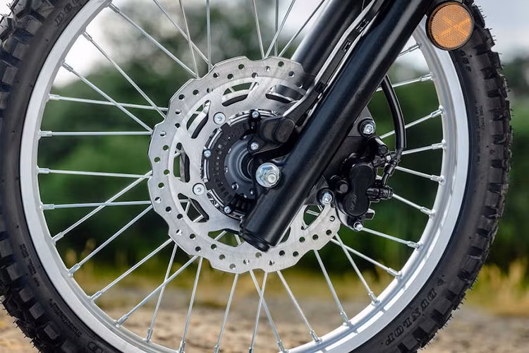 Xe có tiêu chuẩn khí thải Euro 5+ cùng hệ thống xả nhiều bầu lọc.