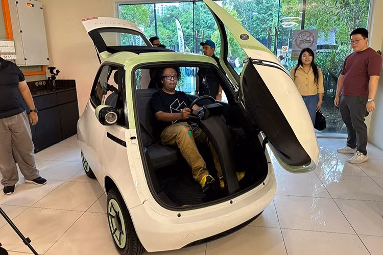 Xe được trang bị động cơ điện đặt ở phía sau, sản sinh công suất tối đa 16,7 mã lực và mô-men xoắn cực đại đạt 17,9Nm, cho khả năng tăng tốc 0-50km/h trong 5 giây, trước khi đạt tốc độ tối đa là 90km/h. Bộ pin đi kèm có dung lượng 15kWh, cho phạm vi hoạt động tối đa 228km, theo tiêu chuẩn WLTP.