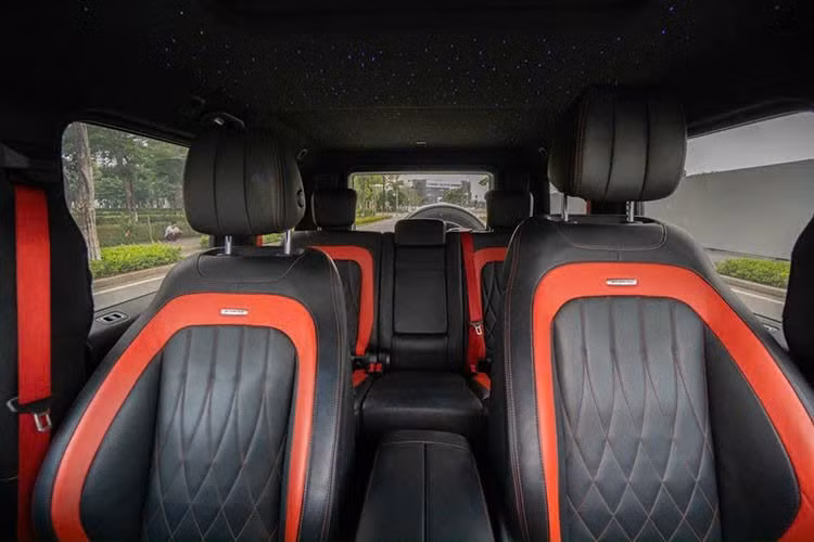 Bánh dự phòng thường thấy trên xe Mercedes-AMG G63 cũng được Brabus phủ carbon khi xuất hiện trên bản độ đắt giá 800 Widestar của mình. Nội thất bên trong xe vẫn giữ nguyên bản. Với ấn bản Eiditon 1, nội thất bọc da Nappa màu đen và đỏ đi kèm các chỉ đường khâu màu đỏ, dây an toàn màu đỏ và vô-lăng làm từ sợi Dinamica microfibre...