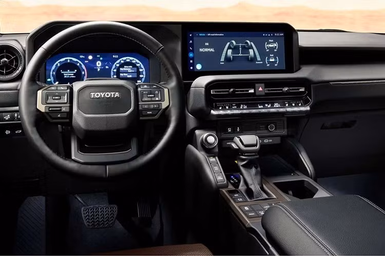 Đáng chú ý, những hình ảnh phác họa mới nhất đã phần nào tiết lộ thiết kế ngoại thất của Hilux 2026. Phần đầu xe gây ấn tượng với lưới tản nhiệt hình lục giác cỡ lớn, họa tiết tổ ong khỏe khoắn, kết hợp cùng dải đèn LED thanh mảnh chạy liền mạch với logo Toyota.