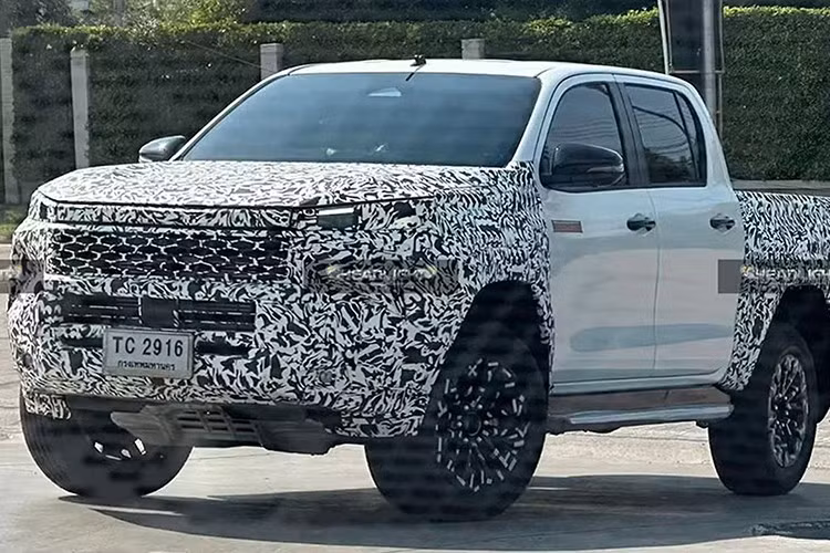 Bên cạnh đó, mẫu bán tải Toyota Hilux 2026 này liên tục bị bắt gặp chạy thử cùng loạt ảnh bằng sáng chế rò rỉ, càng củng cố cho thời điểm ra mắt không còn xa.