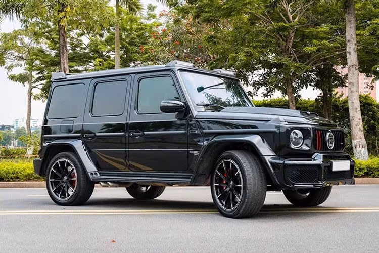 Với những thay đổi hết sức ấn tượng, giờ đây Brabus 800 Widestar đã rút ngắn thời gian tăng tốc từ vị trí xuất phát lên 100 km/h chỉ trong vòng 4,1 giây. Vận tốc tối đa vẫn là 240 km/h do bị khóa tua điện tử. Hộp số đi kèm là loại 9 cấp, được nâng cấp lẫy chuyển số trên vô lăng bằng nhôm mang tên Brabus Race. Mức giá xe đã qua sử dụng khoảng hơn 10 tỷ đồng.