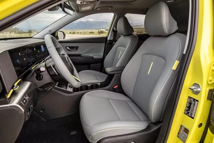 Ghế ngồi bọc da nhân tạo, tích hợp sưởi ấm và điều chỉnh điện 8 hướng, mang lại sự thoải mái tối đa. Hàng ghế sau rộng rãi, đủ chỗ cho ba người lớn, với không gian để chân được cải thiện đáng kể so với thế hệ trước.