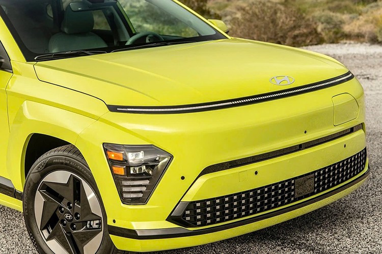 Về vận hành, mẫu xe SUV Hyundai Kona Electric 2026 tiếp tục gắn bó với mô-tơ điện đặt trước, công suất 133 mã lực và mô-men xoắn cực đại 255 Nm. Tuy nhiên, khả năng sạc nhanh chỉ đạt mức 100 kW DC, khiến mẫu xe này khó cạnh tranh với những đối thủ hiện đại hơn.