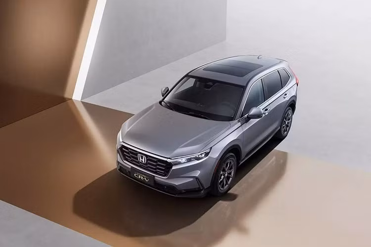 Honda vừa giới thiệu phiên bản đặc biệt kỷ niệm 30 năm ra mắt toàn cầu của mẫu SUV CR-V tại Trung Quốc. Phiên bản này được phân phối với cả động cơ xăng và hybrid, nổi bật với mức giá dễ tiếp cận hơn nhiều so với thị trường Mỹ nhưng lại sở hữu loạt trang bị cao cấp.