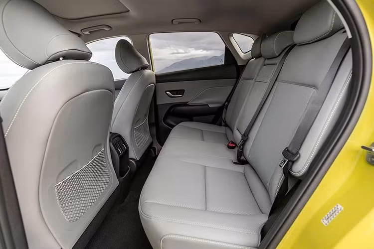 Khoang hành lý của Hyundai Kona Electric 2026 mới đạt 407 lít, mở rộng lên 1241 lít khi gập ghế, phù hợp cho cả chuyến đi xa lẫn mua sắm hàng ngày.