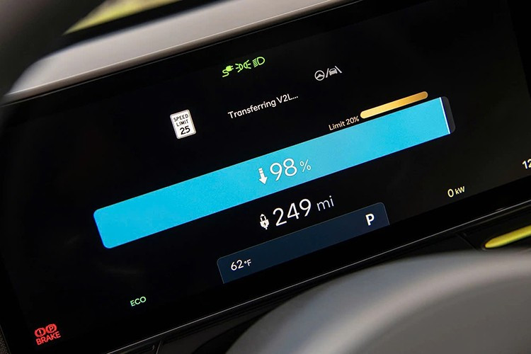 Giao diện của xe trực quan hơn và được hỗ trợ Apple CarPlay và Android Auto không dây, cùng Wi-Fi hotspot và radio vệ tinh, đáp ứng mọi nhu cầu giải trí.