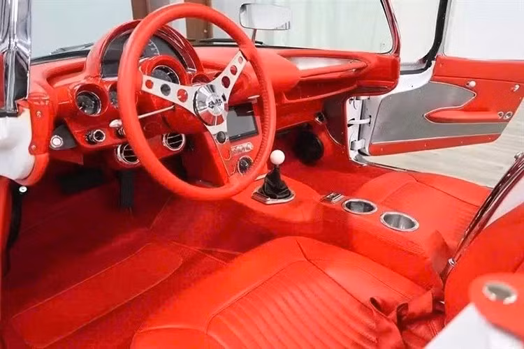 Dòng động cơ bắt đầu với cấu hình cơ bản, chỉ sản sinh công suất 230 mã lực, và người mua Corvette cũng có thể lựa chọn từ một số động cơ khác mạnh mẽ hơn, bao gồm cả động cơ phun xăng điện tử công suất 290 mã lực.