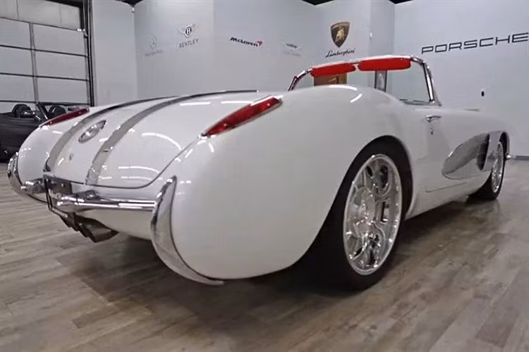 Chevrolet tập trung vào dòng xe cỡ lớn vào năm 1958. Sự ra mắt của Impala, cùng với việc ra mắt kiểu dáng mới trên toàn bộ dòng sản phẩm, đã đưa công ty lên vị trí dẫn đầu tại Hoa Kỳ. Impala được ra mắt với tư cách là phiên bản Bel Air hàng đầu, đạt được vị thế dẫn đầu một năm sau đó và cuối cùng trở thành mẫu xe bán chạy nhất nước Mỹ.