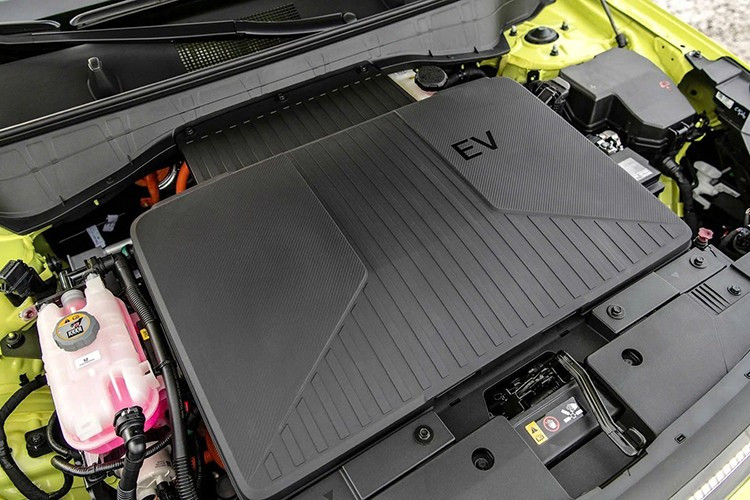 Ngăn chứa dây sạc 27 lít dưới capo và bánh xe dự phòng dưới sàn khoang hành lý là những chi tiết chu đáo, thể hiện sự quan tâm của Hyundai đến nhu cầu thực tế.