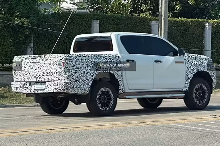 Về động cơ, giới chuyên môn dự đoán Hilux mới sẽ tiếp tục duy trì các tùy chọn quen thuộc như máy dầu 2.4L và 2.8L, đồng thời có thể bổ sung thêm biến thể mild-hybrid cho một số thị trường, đặc biệt là châu Âu.