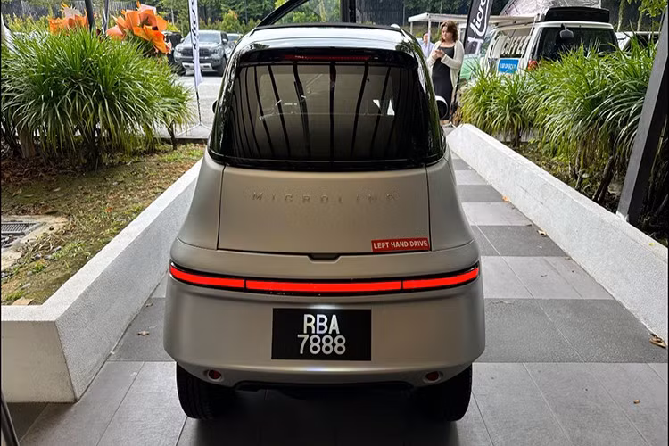 Sau bản ý tưởng 1.0 gặp vướng mắc pháp lý, hãng đã thiết kế lại hoàn toàn để ra mắt Microlino 2.0 vào năm 2021. Phiên bản này có khung liền khối unibody cứng vững hơn, hệ thống giảm xóc MacPherson thay cho dạng cần đẩy, giúp cải thiện độ an toàn và trải nghiệm vận hành.