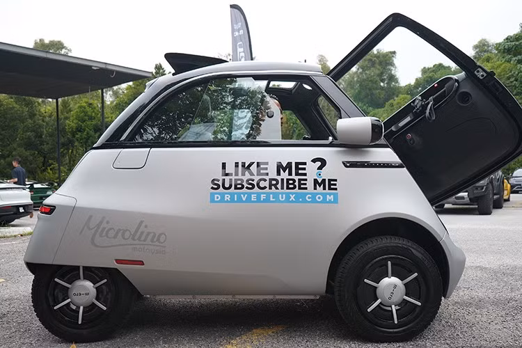 Dù sở hữu bốn bánh, vô-lăng, đèn chiếu sáng và kính chắn gió như ô tô, Microlino 2.0 không được xếp vào nhóm xe hơi tại châu Âu. Thay vào đó, xe thuộc phân khúc quadricycle (xe bốn bánh hạng nhẹ), nên không chịu quy định an toàn khắt khe như ôtô truyền thống.