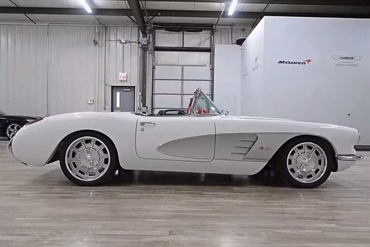 Một đại lý tại Mỹ sẽ bán chiếc Corvette này với giá gần nửa triệu đô la, con số này đủ để bạn có thể mua 2 chiếc siêu xe mới tinh, hoặc 3 đến 5 chiếc xe thể thao cao cấp, vậy chiếc xe Chevrolet Corvette 1958 này có gì hấp dẫn để đại lý tự tin hét giá 500.000 USD?