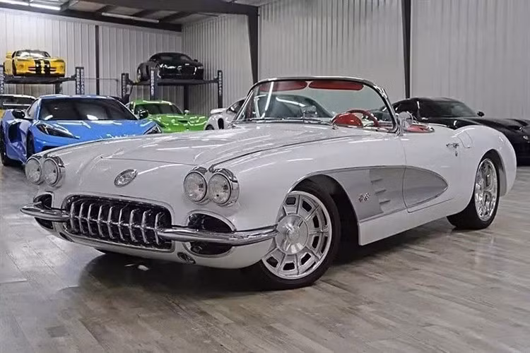 Đôi khi rất khó để định giá một chiếc xe được chế tạo theo yêu cầu, chủ yếu là vì đây là những cỗ máy độc nhất vô nhị mà chưa ai từng chế tạo, nhưng những người ở Midwest Highline biết chính xác chiếc CChevrolet Corvette đời 1958 cổ điển này có giá trị bao nhiêu.