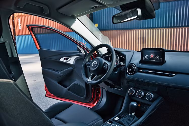 Nội thất xe hầu như không thay đổi so với bản nhập khẩu thế hệ trước, hàng ghế trước tích hợp hệ thống thông tin giải trí Mazda Connect, màn hình giải trí trung tâm 7 inch và điều hòa tự động.