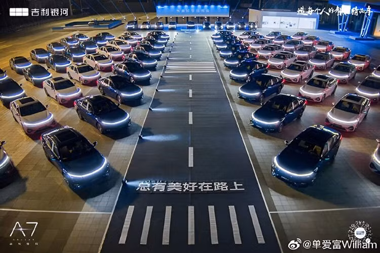 Không gian hàng ghế sau rộng rãi với khoảng duỗi chân 950mm, dung tích cốp 535L, mở rộng lên 988L khi gập hàng ghế sau. Trên bản cao cấp, ghế trước thông gió, sưởi ấm massage. Hệ thống treo McPherson trước và đa liên kết sau.