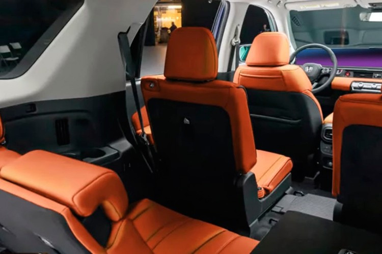 Bố cục cabin tinh gọn hơn, sử dụng vật liệu cao cấp, mang đến cảm giác sang trọng hơn hẳn thế hệ trước. Không gian rộng rãi đến hàng ghế thứ ba tiếp tục là lợi thế của Pilot, đáp ứng tốt nhu cầu di chuyển đường dài của gia đình.