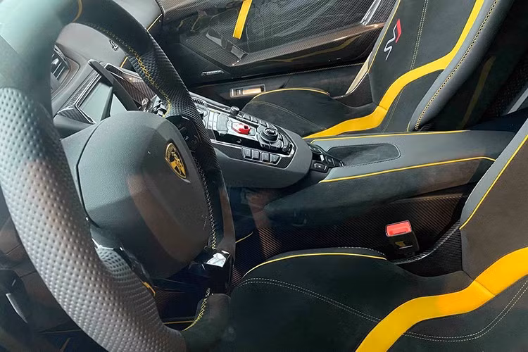 Nội thất của chiếc Lamborghini Aventador SVJ này sở hữu các chi tiết màu vàng xuất hiện trên bộ ghế bọc Alcantara, dây đai an toàn, các đường chỉ may tương phản. hất liệu ốp nội thất cao cấp bằng sợi carbon cũng được sử dụng tại nhiều vị trí như vô lăng, bệ tay trung tâm, ốp bảng đồng hồ taplo...