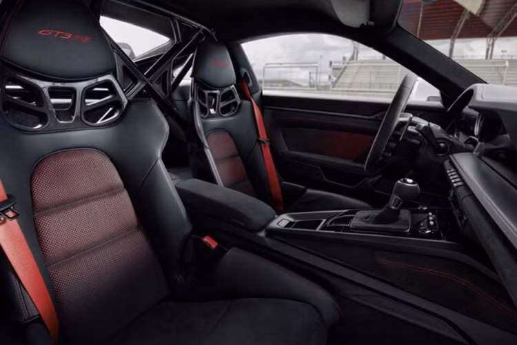 Mẫu xe này cũng được hưởng lợi từ hệ thống làm mát phanh và trợ lực lái được cải thiện. Một lỗ thông gió điều chỉnh cho người lái đảm bảo lưu thông không khí ổn định trong buồng lái.