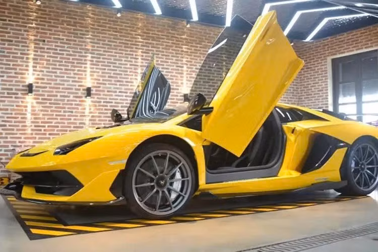 Trong số khoảng 5 chiếc siêu xe Lamborghini Aventador đang được chào bán tại thị trường Việt Nam, xe rẻ nhất từ 13 tỷ đồng, và đắt nhất là 17 tỷ đồng, khá thú vị là ngoài 4 xe tiêu chuẩn, còn có 1 chiếc Lamborghini Aventador SVJ xuất hiện trên thị trường xe đã qua sử dụng.