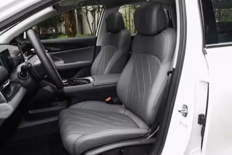 Xe chạy hệ điều hành Flyme Auto hỗ trợ Apple CarPlay, Huawei HiCar, ICCOA, Flyme Link, cập nhật OTA, nhận diện cảnh bằng AI và quản lý năng lượng thích ứng. Bệ trung tâm được bố trí gọn gàng với cần số gắn trên cụm vô lăng, sạc không dây, ngăn chứa đồ ẩn và các nút điều khiển vật lý.