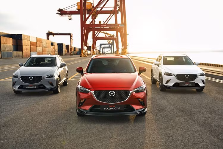 Mazda CX-3 mới nằm trong dải sản phẩm SUV thế hệ mới của Mazda bao gồm CX-30, CX-5 và CX-8 với triết lý Artful Design (Thiết kế nghệ thuật) và nội thất phong cách Human Centric - Lấy con người làm trung tâm. Xe được giữ nguyên kích thước 4.275 x 1.765 x 1.535 mm (dài x rộng x cao), trục cơ sở 2.570 mm.