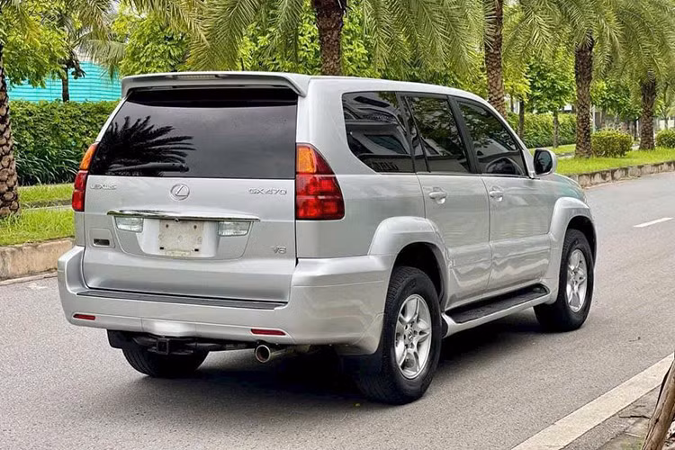 Điểm mạnh lớn nhất của RX 350 chính là khả năng vận hành mượt mà và cực kỳ êm ái. Xe sử dụng động cơ xăng V6 dung tích 3.5L, sản sinh công suất 270 mã lực và mô-men xoắn cực đại 348 Nm với hộp số tự động 6 cấp kết hợp hệ dẫn động 4 bánh toàn thời gian (AWD).