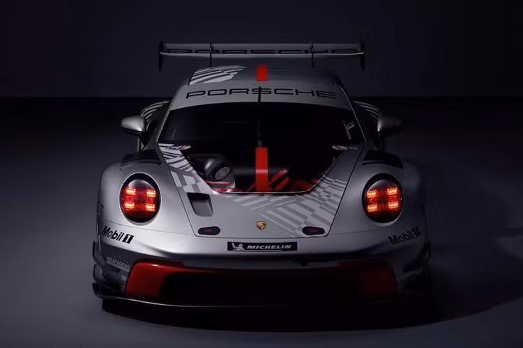 Sức mạnh được cung cấp bởi động cơ 6 xi-lanh nằm ngang 4.2 lít, sản sinh công suất lên đến 557 mã lực (416 kW / 566PS). Tuy nhiên, công suất thực tế sẽ do ban tổ chức cuộc đua quyết định tùy thuộc vào điều kiện từng chặng đua cụ thể.