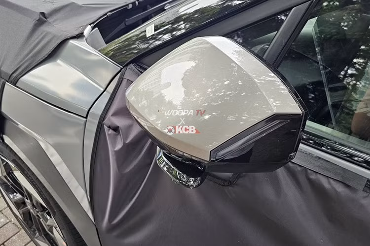 Những hình ảnh lộ diện mới nhất cho thấy kiểu dáng tổng thể của Tucson 2026 mang hơi hướng chuyển mình từ SUV đô thị sang mẫu xe định hướng phiêu lưu, nhắm đến nhóm khách hàng đam mê hoạt động ngoài trời.