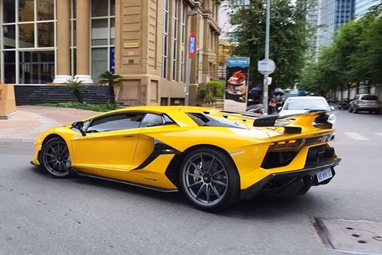 Với động cơ V12 cùng hộp số ISR 7 cấp, phiên bản giới hạn Lamborghini Aventador SVJ có khả năng tăng tốc từ vị trí xuất phát lên 100 km/h chỉ trong thời gian 2,8 giây. Vận tốc tối đa của siêu xe này là 350 km/h.