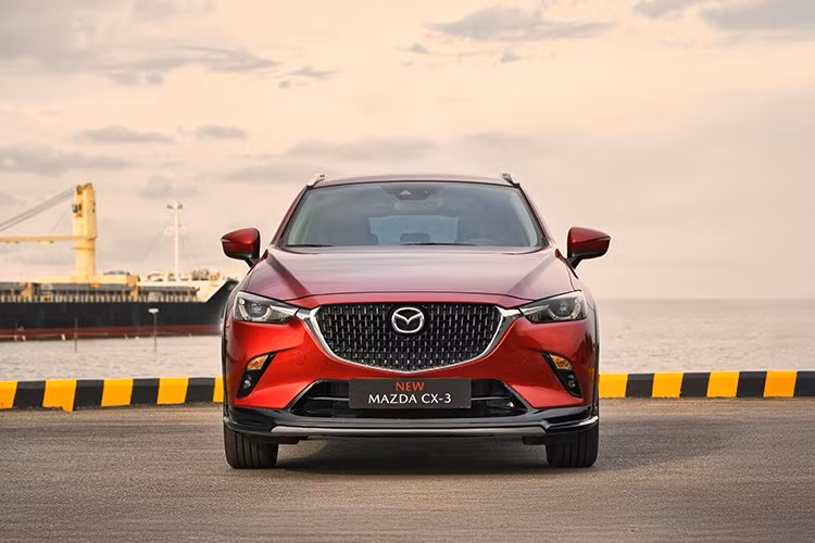 Mazda CX-3 lắp ráp trong nước sẽ được trang bị lưới tản nhiệt mới kiểu “Signature Wing” tương tự đàn anh CX-8, ốp cản trước và sau thiết kế lại, cùng tùy chọn màu sơn 2 tone.