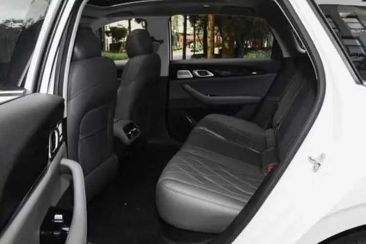 Hệ thống giải trí gồm dàn âm thanh Flyme Sound 16 loa, màn HUD 16.6 inch, cửa sổ trời toàn cảnh, đèn viền 256 màu. Ghế sau thiết kế gập theo tỉ lệ 40/60, hỗ trợ mở rộng dung tích khoang hành lý từ 535L lên 988L.