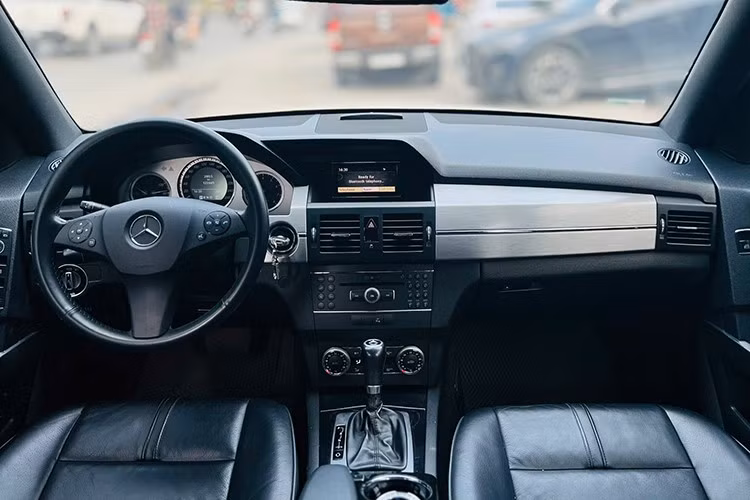 Trang bị ngoại thất vẫn giữ được chất “sang” với đèn pha xenon, đèn định vị LED và cụm ống xả kép. Mâm xe 17 inch đi kèm lốp dày cho cảm giác đầm chắc khi vận hành. Bên trong, GLK 300 sở hữu nội thất bọc da, ốp nhôm ở các chi tiết như viền cửa gió và bảng điều khiển.