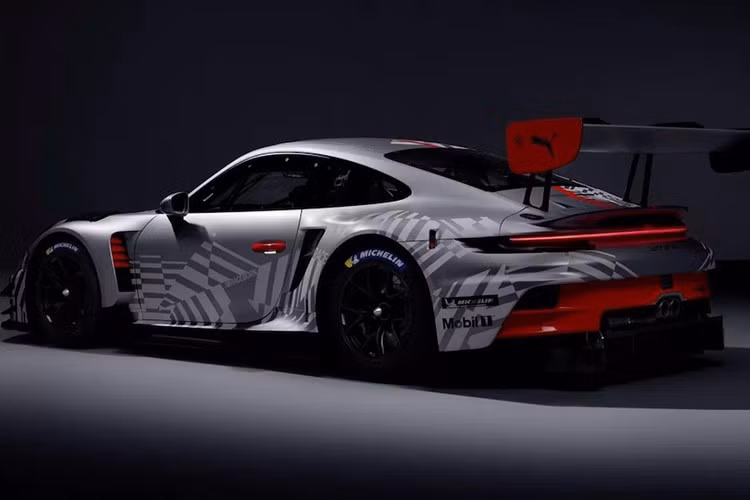 Bắt đầu với kiểu dáng, mẫu xe mới nhất sở hữu các mang gió mới trên vòm bánh trước. Chúng cải thiện tính khí động học và giúp chống lại lực nén phía trước khi giảm tốc. Phía sau, xe được trang bị cánh gió sau pad treo ngược dạng cổ thiên nga với một vây Gurney nhỏ giúp tăng thêm lực ép xuống mặt đường.