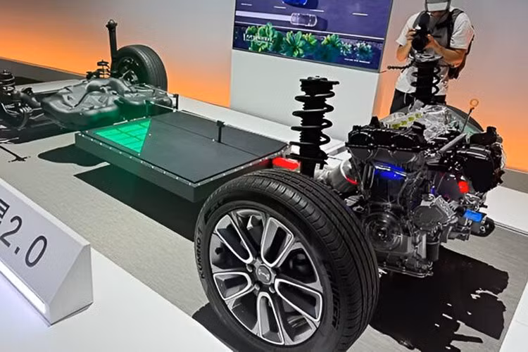 Galaxy A7 trang bị hệ thống EM-i AI Super Hybrid 2.0 được Geely phát triển, kết hợp động cơ xăng 1.5L công suất 109 mã lực với mô-tơ điện 175kW. Hai tùy chọn pin gồm 8,5kWh cho phạm vi hoạt động điện 70km và 18,4kWh phạm vi 150km.