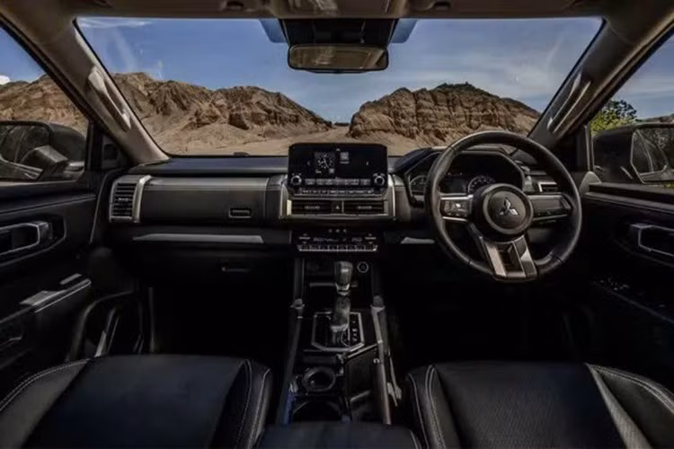 Nội thất xe trang bị màn hình cảm ứng giải trí 9 inch, hỗ trợ kết nối Apple CarPlay không dây và Android Auto. Ghế da với chỉ khâu màu tương phản... Trong khi bảng đồng hồ analog kết hợp với màn hình kỹ thuật số hiển thị đầy đủ thông tin xe.