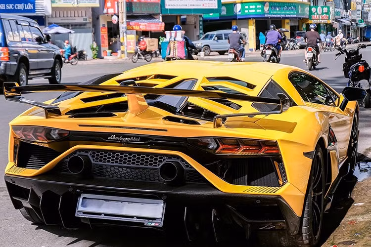 Theo người bán, chủ xe không cần gã nhanh trừ khi tìm thấy người đam mê cùng và giá cả hợp lý, chiếc Lamborghini Aventador SVJ này đã được nâng cấp 1 số đồ chơi rất ấn tượng, body kit carbon hay nổi bật là hệ thống ống xả độ.