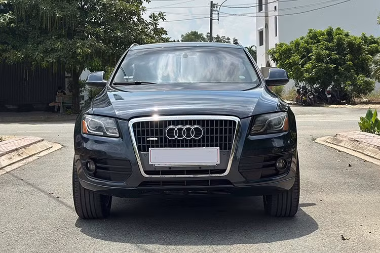 Audi Q5 2.0 AT 2011 – 360 triệu đồng ﻿Được giới thiệu tại Việt Nam từ năm 2010, Audi Q5 nhanh chóng khẳng định vị thế trong phân khúc SUV hạng sang cỡ trung nhờ thiết kế hiện đại, khả năng vận hành linh hoạt và nhiều tiện nghi đẳng cấp. Ở thời điểm hiện tại, phiên bản Q5 đời 2011 đang được rao bán với giá khoảng 360 triệu đồng – mức giá khá hấp dẫn nếu so với xe mới cùng phân khúc.