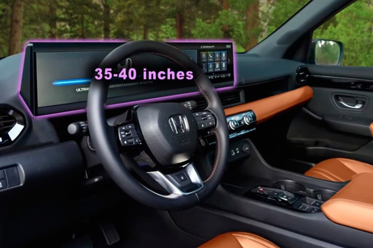 Nội thất được dự đoán thay đổi mạnh mẽ, mang phong cách tương lai. Điểm nhấn là màn hình rộng tích hợp ngang, kéo dài từ bảng đồng hồ đến trung tâm điều khiển, kích thước khoảng 35–40 inch, giúp cải thiện khả năng hiển thị thông tin và thao tác điều khiển.