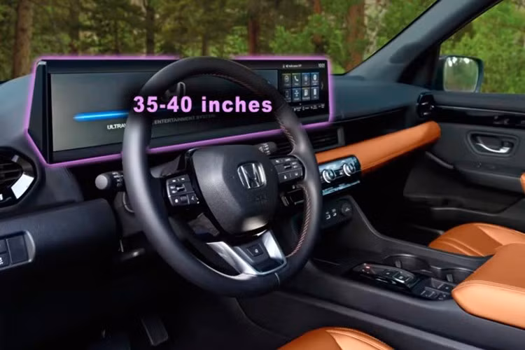 Nội thất được dự đoán thay đổi mạnh mẽ, mang phong cách tương lai. Điểm nhấn là màn hình rộng tích hợp ngang, kéo dài từ bảng đồng hồ đến trung tâm điều khiển, kích thước khoảng 35–40 inch, giúp cải thiện khả năng hiển thị thông tin và thao tác điều khiển.