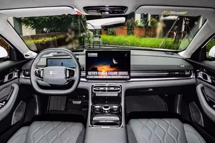 Bên trong nội thất xe có thiết kế tương đồng với “người anh em” Starshine 8 gồm màn hình trung tâm nổi 15.4 inch, bảng đồng hồ kỹ thuật số 12.3 inch và vô-lăng hai chấu.